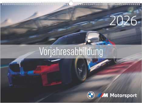 "Vorjahresabbildung" über einem rasenden Rennwagen, Kalenderjahr "2026", BMW Motorsport Logo unten.