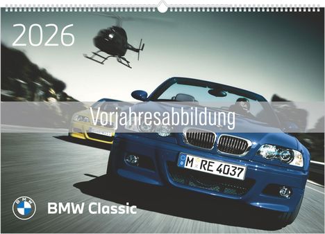 2026, Vorjahresabbildung, BMW Classic. Ein blauer BMW, ein gelber Wagen und ein Hubschrauber auf einer Straße.