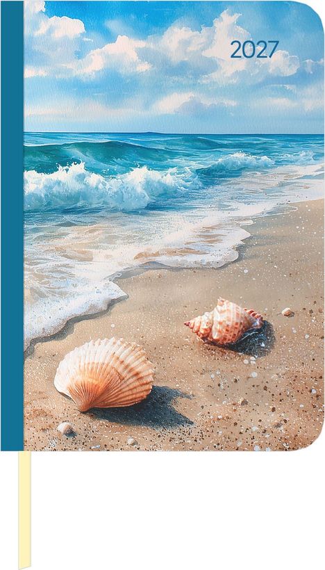 "2027" in der oberen rechten Ecke. Eine Illustration eines Strandes mit Muscheln und Wellen, blauer Himmel mit Wolken.