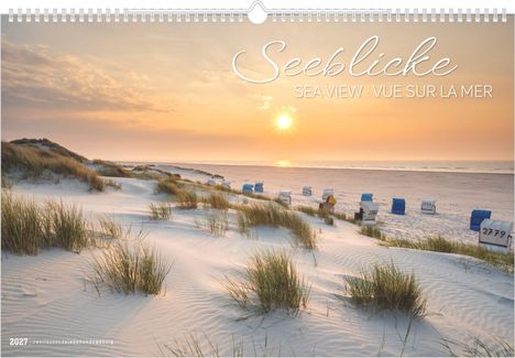 "Seeblicke, Sea View, Vue sur la Mer" und "2027 zweitausendsiebenundzwanzig". Sanddünen am Strand bei Sonnenuntergang.