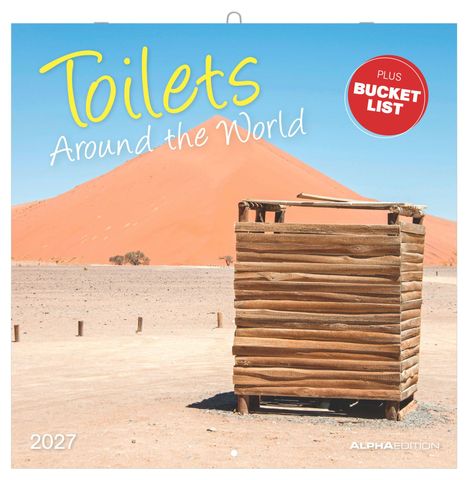 „Toilets Around the World“, „Plus Bucket List“. Eine einfache Holzhütte in einer Wüstenlandschaft vor einer großen Düne.