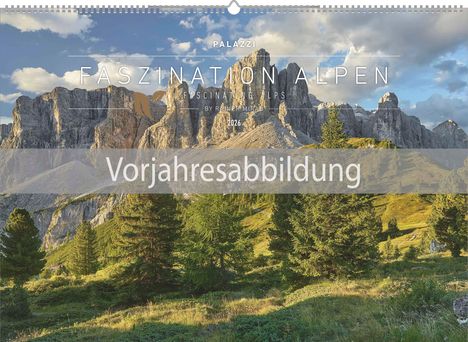 "Vorjahresabbildung" in großen Buchstaben, Alpenlandschaft mit Bäumen und massiven Felsen unter blauem Himmel.