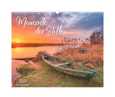 „Momente der Stille 2027“: Szene mit altem Boot an einem ruhigen See bei Sonnenuntergang, umgeben von Schilf.