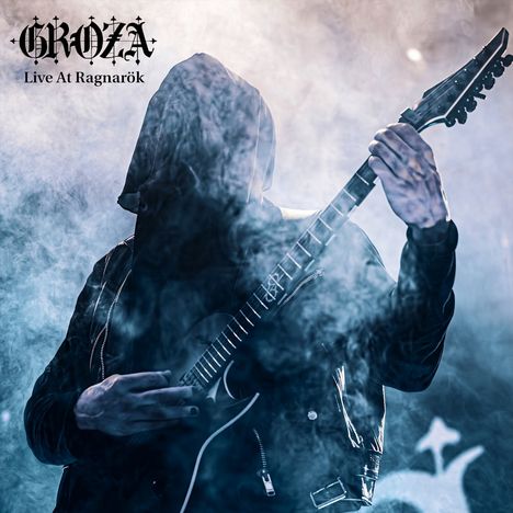 „Groza - Live At Ragnarök“. Eine Person in schwarzer Kapuze spielt E-Gitarre in nebliger Umgebung.