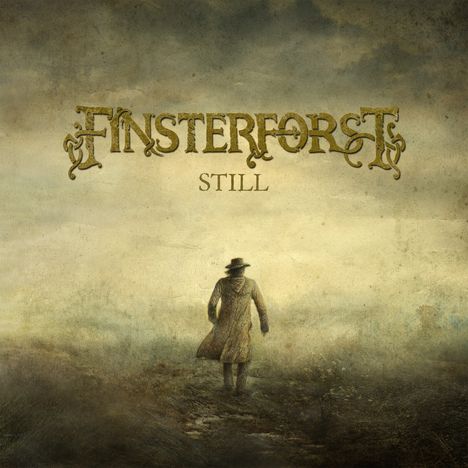 Text: "FINSTERFORST", "STILL". Illustration eines Mannes im Mantel und Hut, der in einer nebligen Landschaft geht.