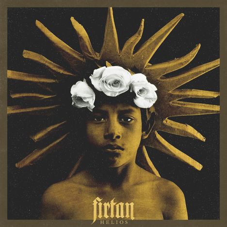 Text "Firtan Helios". Ein Kind mit Sonnenstrahlen-Kranz und weißen Rosen auf dem Kopf, braun-gelbe Farbgebung.