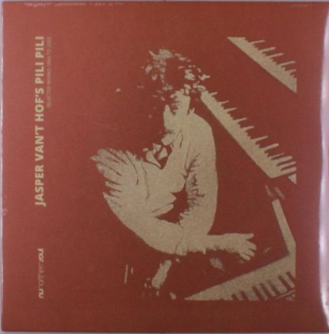 Text: "JASPER VAN'T HOF'S PILI PILI". Illustration: Musiker am Klavier in abstrakten Formen.