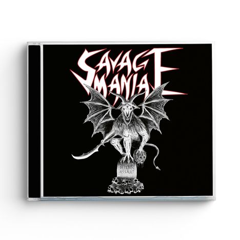 "Savage Mania," darunter "Demonic Assault." Ein geflügeltes Wesen steht auf einem Sockel mit Totenköpfen, dunkler Hintergrund.