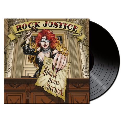 "Rock Justice" und "You've been Served!" in kraftvoller Schrift. Illustration: Frau mit Hammer in Gerichtsumgebung.
