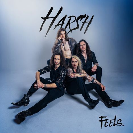 Oben steht "HARSH" in großen Buchstaben. Unten rechts "Feels." Vier langhaarige Männer in stilvoller Pose.