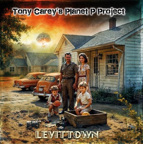 "Tony Carey's Planet P Project", "LEVITTOWN"; zeigt eine 50er-Jahre-Familie vor einem Haus, im Hintergrund eine Explosion.