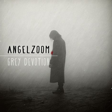 Text: "ANGELZOOM" und "GREY DEVOTION." Eine Person in einem langen Mantel steht in dunkler, nebliger Umgebung.