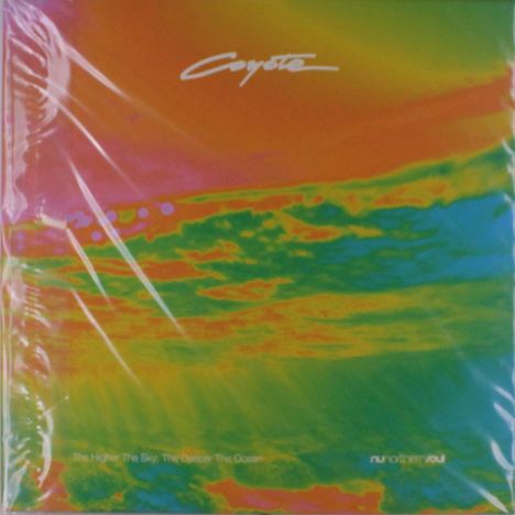 Text: "The Higher The Sky, The Deeper The Ocean", "Coyote". Farbige Landschaft in überwältigenden Regenbogentönen.