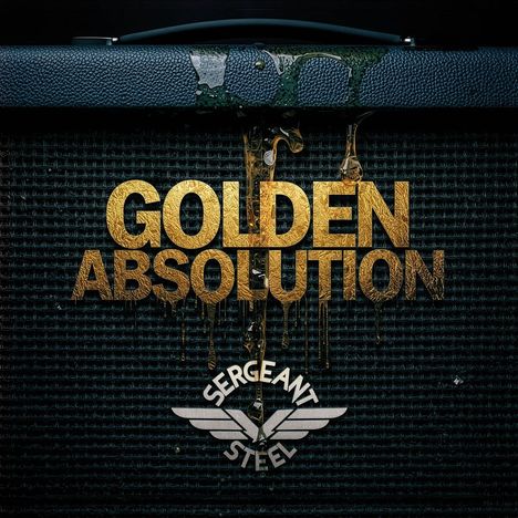 "Golden Absolution" in goldener Schrift über einem Verstärker. Unten ein Logo mit Flügeln und dem Text "Sergeant Steel".