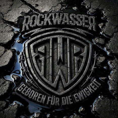 Text: "ROCKWASSER" oben, "GEBOREN FÜR DIE EWIGKEIT" unten. Abstrakte, rissige Asphalttextur und Wasser mit einem Logo in der Mitte.
