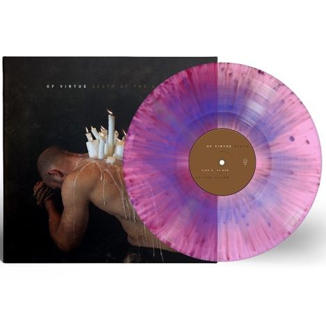 **Of Virtue: Death of the Earth.** Ein künstlerisches Albumcover mit einem Mann und Kerzen auf dem Rücken. Bunte Vinylschallplatte.