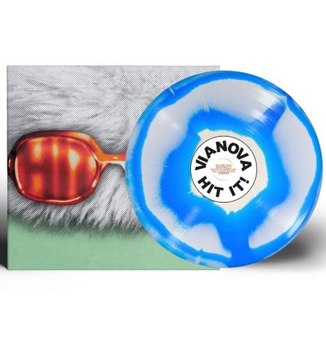Text: "VIANOVA HIT IT!". Ein Schallplatten-Cover zeigt eine orange Brille auf einem grauen Fellhintergrund.