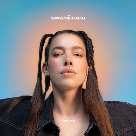 Text: "SONNENAUFGANG", "NINA CHUBA". Ein Albumcover mit einer Person im Zentrum vor einem blauen Hintergrund.