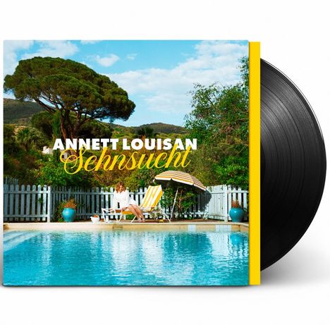 Text: "ANNETT LOUISAN Sehnsucht". Eine Frau sitzt an einem Pool, umgeben von Natur und Liegestühlen.