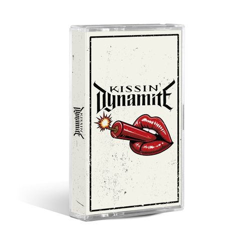 Der Text "Kissin' Dynamite" steht über roten Lippen, die an einem Dynamitstab mit brennender Lunte ziehen.