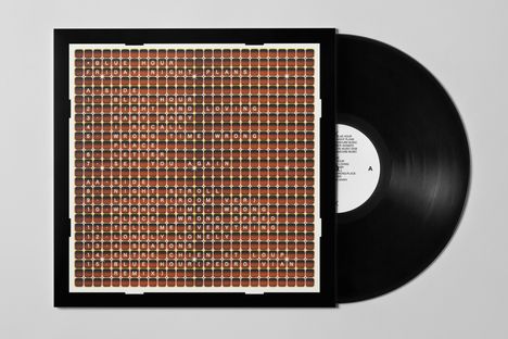 Quadratisches Raster mit weißen Buchstaben auf braunem Hintergrund; daneben eine schwarze Schallplatte.