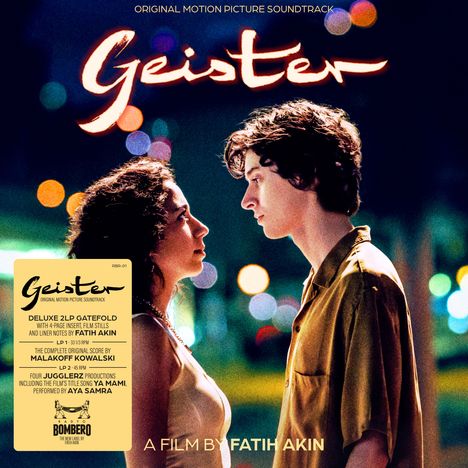 “Geister, Original Motion Picture Soundtrack. A Film by Fatih Akin.” Zwei Menschen stehen sich nahe gegenüber.