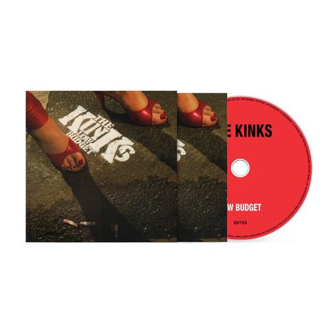 "The Kinks" und "Low Budget" in schwarzer Schrift auf roter CD. Straßenmotiv mit roten Schuhen und Straßenmarkierungen.