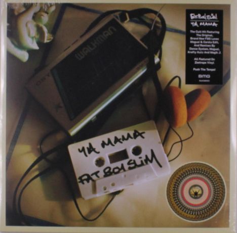 Eine Audiokassette mit "YA MAMA FATBOY SLIM", Walkman und Kopfhörer auf hellem Untergrund.