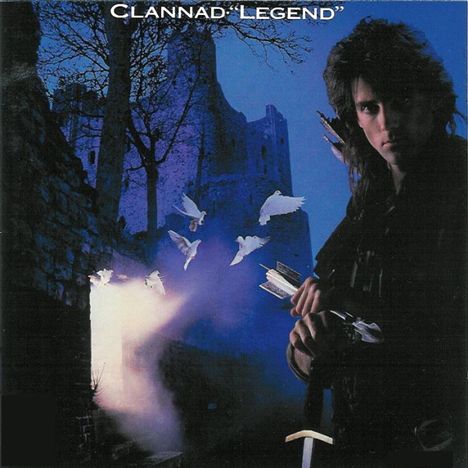 "Clannad: Legend". Eine düstere Szene mit einer Burg, fliegenden Tauben und einer Person mit einem Schwert.