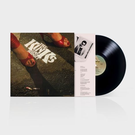 "The Kinks" in weißer Schrift auf Asphalt, daneben rote Schuhe. Eine Schallplatte ist teilweise sichtbar.