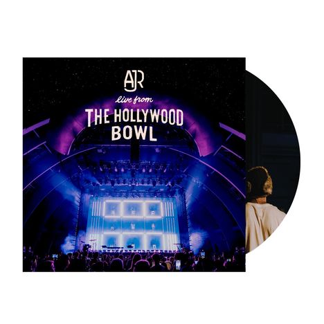 "AJR Live from The Hollywood Bowl" steht über einer beleuchteten Bühne, umgeben von einem großen, lila-gefärbten Bogen.