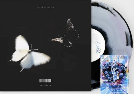 "CHASE ATLANTIC" und "DALLIANCE" erscheinen auf einem schwarzen Hintergrund mit zwei Schmetterlingen, einer weiß, einer schwarz.