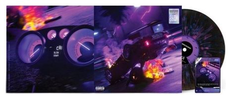 Links steht "Slow Down" auf einem Tacho. Rechts ist ein Auto in Flammen bei Nacht, umgeben von lila Licht.
