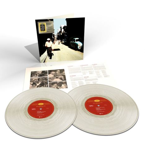 "Buena Vista Social Club" auf einem Albumcover. Zwei durchsichtige Schallplatten und ein Textblatt mit Fotos.