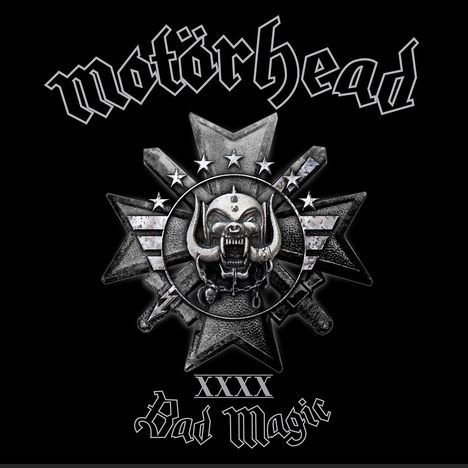 „Motörhead“, „XXXX“, „Bad Magic“. Ein metallisches Logo zeigt einen stilisierten, furchterregenden Kriegerhelm mit Hauer.