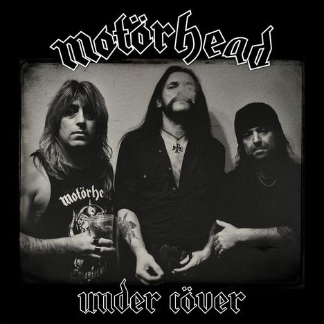„Motörhead“ und „under cover“ in schwarz-weißer Schrift, drei Männer in Rocker-Outfits, der mittlere Mann raucht.