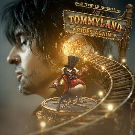 "Tommyland Rides Again". Ein Mann im Profil, Karussellaufbau, skurrile Figur in rotem Mantel mit Zylinder auf Schienen.