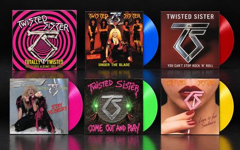 Sechs Albumcover von Twisted Sister mit bunten Vinyls. Titel: "Totally Twisted", "Under the Blade", "Stay Hungry", etc.