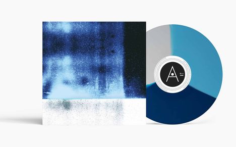 "A" im Kreis auf einer blauen Schallplatte, daneben ein abstraktes Kunstwerk in Blau- und Weißtönen.