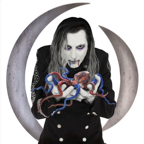 Ein Vampir-ähnlicher Mensch mit weißem Gesicht hält ein Herz und Tentakel, umgeben von sichelförmigen Symbolen.