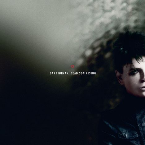 Text „GARY NUMAN. DEAD SON RISING“. Eine düstere, verschwommene Szenerie mit dem Porträt eines ernsthaften Mannes.