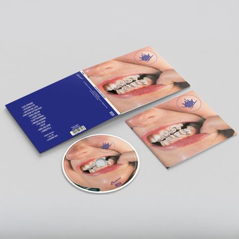 Albumcover mit Texten: "Nasty Piece", "CAN OPENER", "CAT PEOPLE" und weiteren. Nahaufnahme eines lächelnden Mundes mit Grillz.