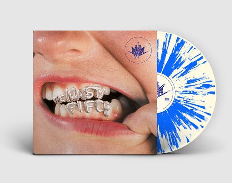 "The Nasty Piece" in silbernen Buchstaben auf Zahnschiene. Gesicht mit Nahaufnahme von Zähnen. Vinyl in Blau und Weiß gesprenkelt.