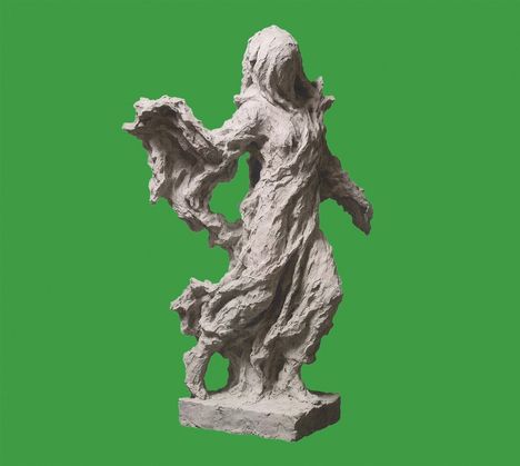 Eine abstrakte Skulptur einer Person auf grünem Hintergrund.