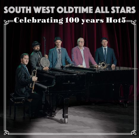 „SOUTH WEST OLDTIME ALL STARS - Celebrating 100 years Hot5.“ Fünf Männer in Anzügen stehen um einen Flügel.