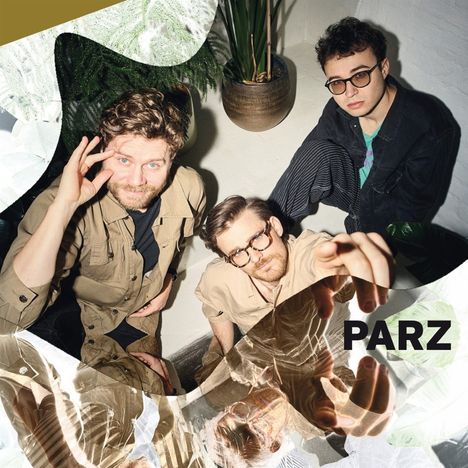 Text: "PARZ" – Drei Männer in heller Umgebung sitzen zwischen Pflanzen, einer schaut freundlich in die Kamera.