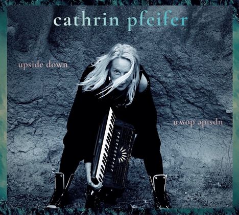 Text: "cathrin pfeifer", "upside down". Frau spielt Akkordeon. Dunkle Kleidung, Hintergrund rustikal, Haar im Wind.