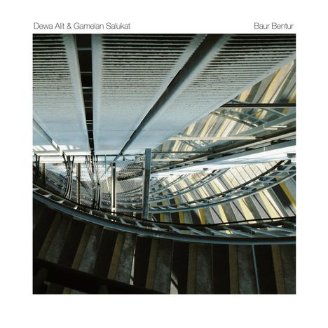 "Dewa Alit & Gamelan Salukat" und "Baur Bentur" stehen oben. Gezeigt werden moderne, spiralförmige Treppen und Metallstrukturen.