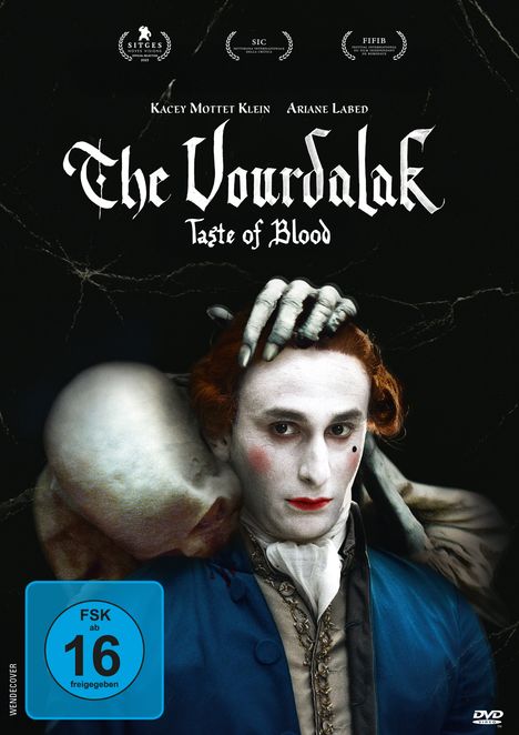 "The Vourdalak: Taste of Blood", Kacey Mottet Klein und Ariane Labed. Eine bleiche Person in viktorianischer Kleidung.