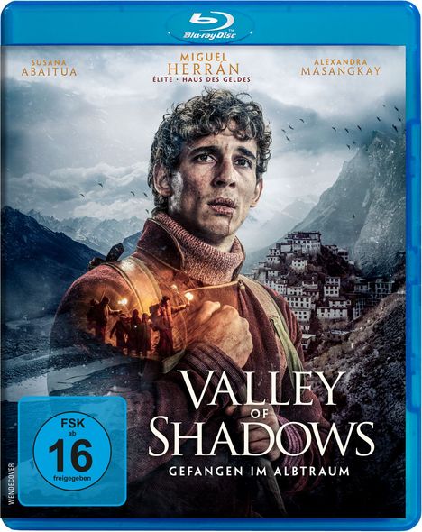 „Valley of Shadows: Gefangen im Albtraum“, über einem Mann vor Bergen und Dörfern. FSK 16. Oben Namen der Schauspieler.